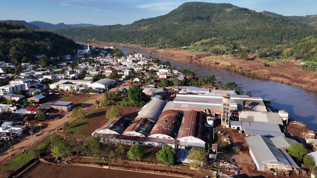 城市商业河流位置受到不断上升的降雨、空中威胁视频素材