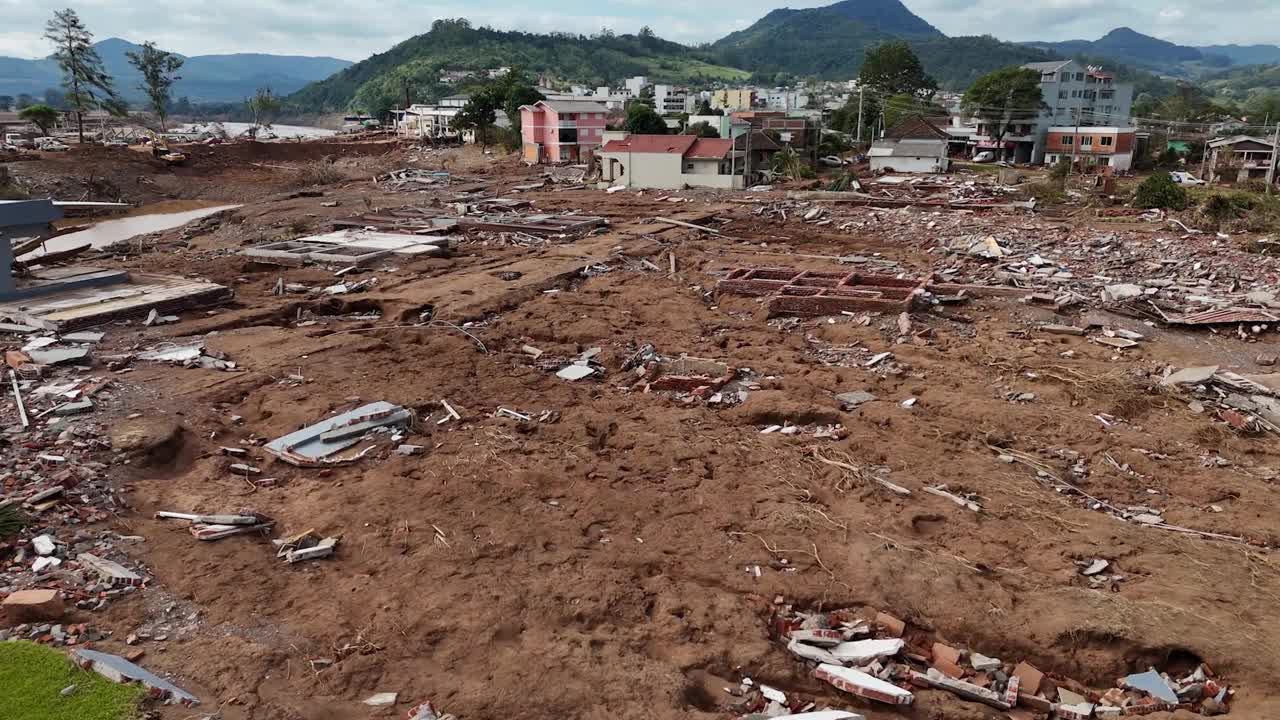 严重的结构破坏，洪水对城市居民的影响视频素材