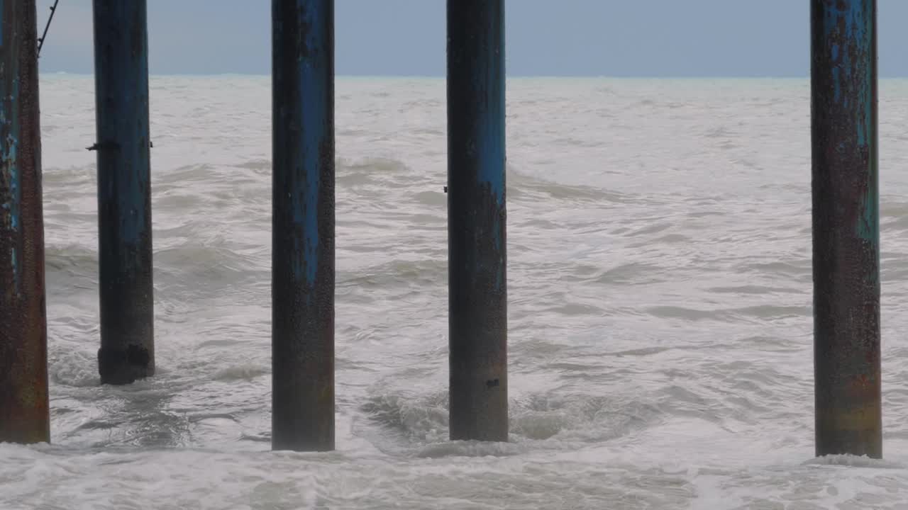 慢动作-黑海的暴风雨海浪冲击着旧码头视频素材