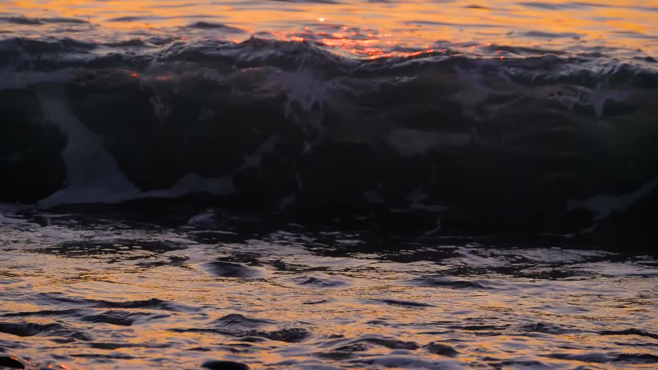 慢镜头——海浪冲击卵石滩——近距离拍摄视频素材