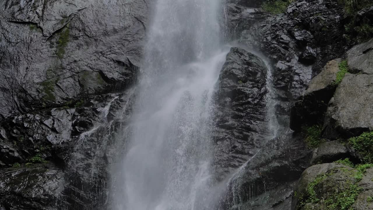 慢动作:瀑布在山上，河流或溪流流动和下降视频素材