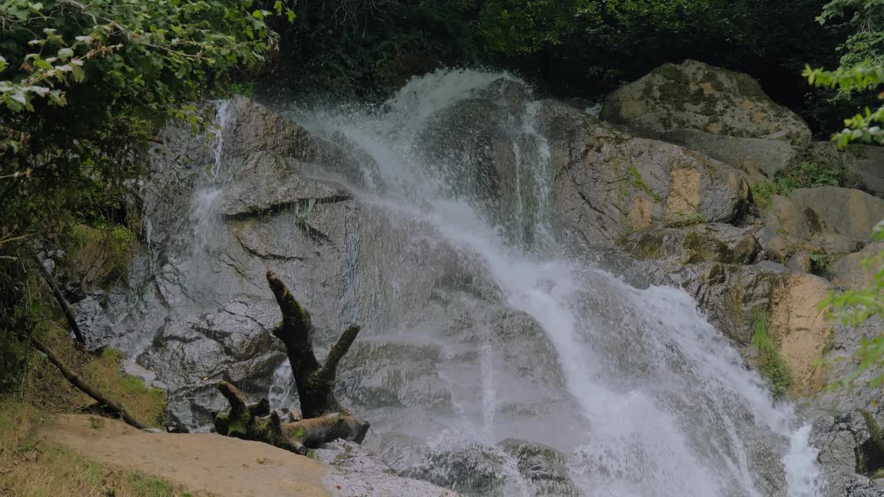 河流或溪流流动和落下-瀑布在山上视频素材