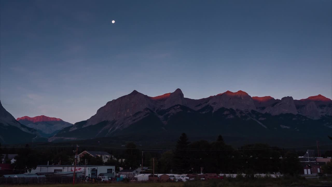 自然背景与山和美丽的天空景观4k延时镜头，阴天天气预报和环保的概念。阿尔伯塔国家公园户外夏季视频下载