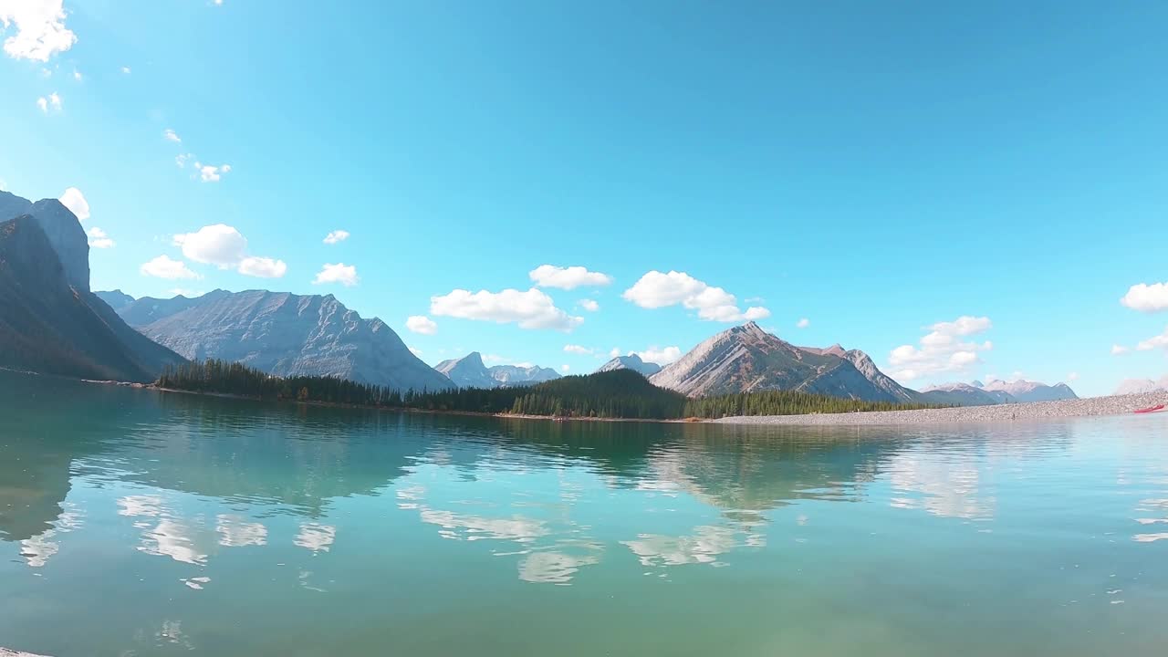 广角山景和湖景在夏季蓝天天。夏季远足或户外活动。天空倒映在水面上。自然背景和美丽的天空景观4k延时镜头视频素材