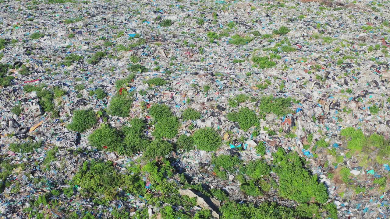 塑料和有毒废物。城市垃圾填埋场鸟瞰图，垃圾成堆，环境污染严重视频素材