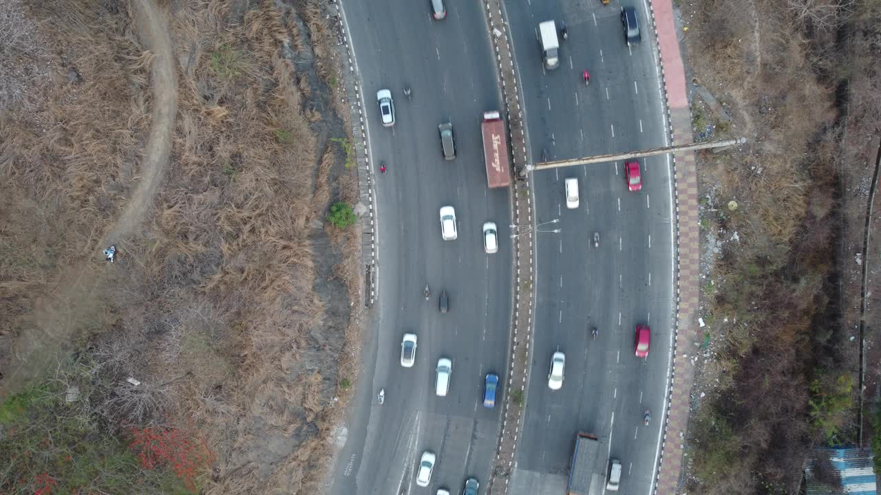 多车道国道——锡安潘维尔高速公路或孟买萨塔拉高速公路上的交通流量，从无人机的角度来看，这是一段抽象的视频片段。视频素材