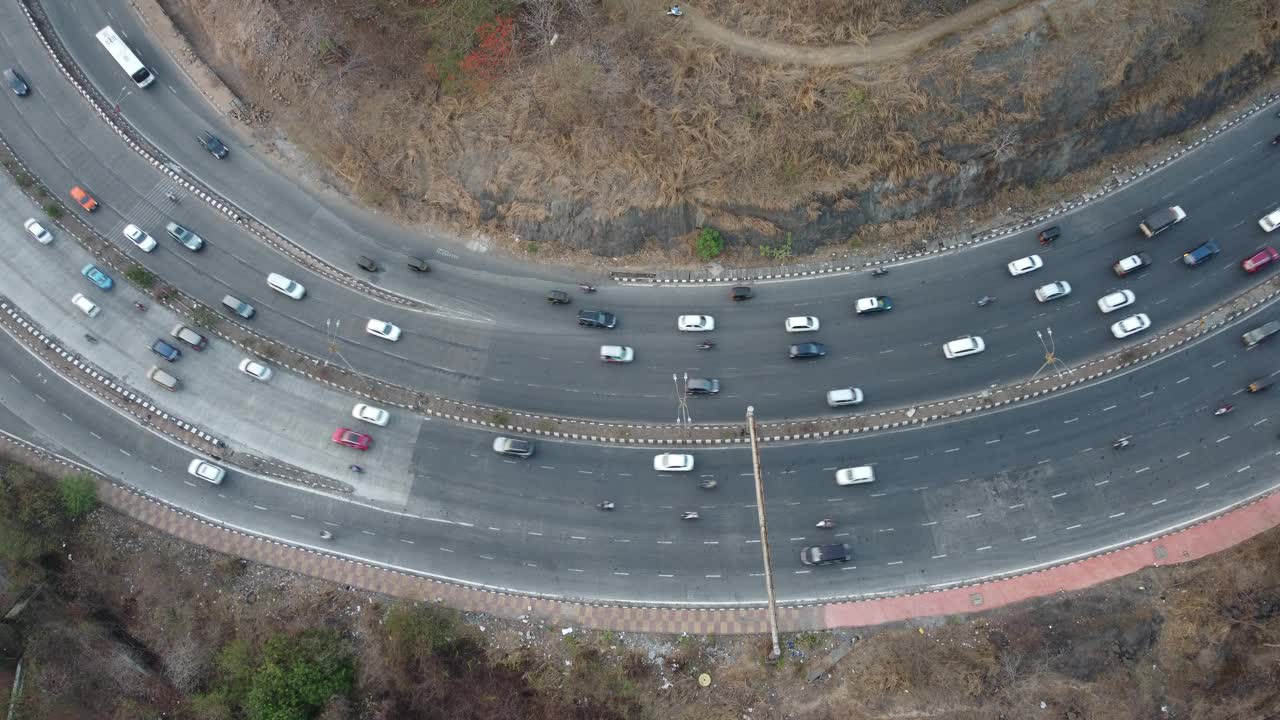 多车道国道——锡安潘维尔高速公路或孟买萨塔拉高速公路上的交通流量，从无人机的角度来看，这是一段抽象的视频片段。视频素材