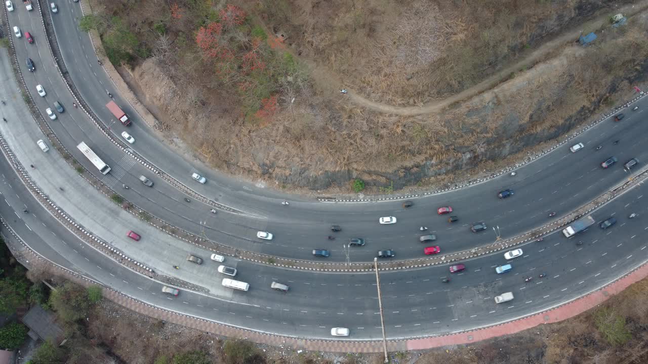 多车道国道——锡安潘维尔高速公路或孟买萨塔拉高速公路上的交通流量，从无人机的角度来看，这是一段抽象的视频片段。视频下载