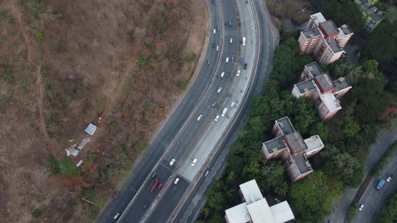 空中无人机视图的新孟买天际线在Nerul和多车道国家高速公路上的交通流量-锡安潘维尔高速公路或孟买萨塔拉高速公路从无人机的视角在一个抽象的视频片段。视频素材