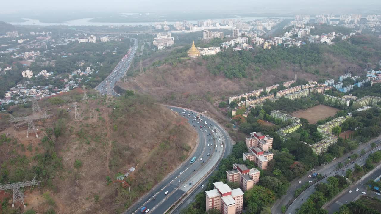 空中无人机视图的新孟买天际线在Nerul和多车道国家高速公路上的交通流量-锡安潘维尔高速公路或孟买萨塔拉高速公路从无人机的视角在一个抽象的视频片段。视频下载