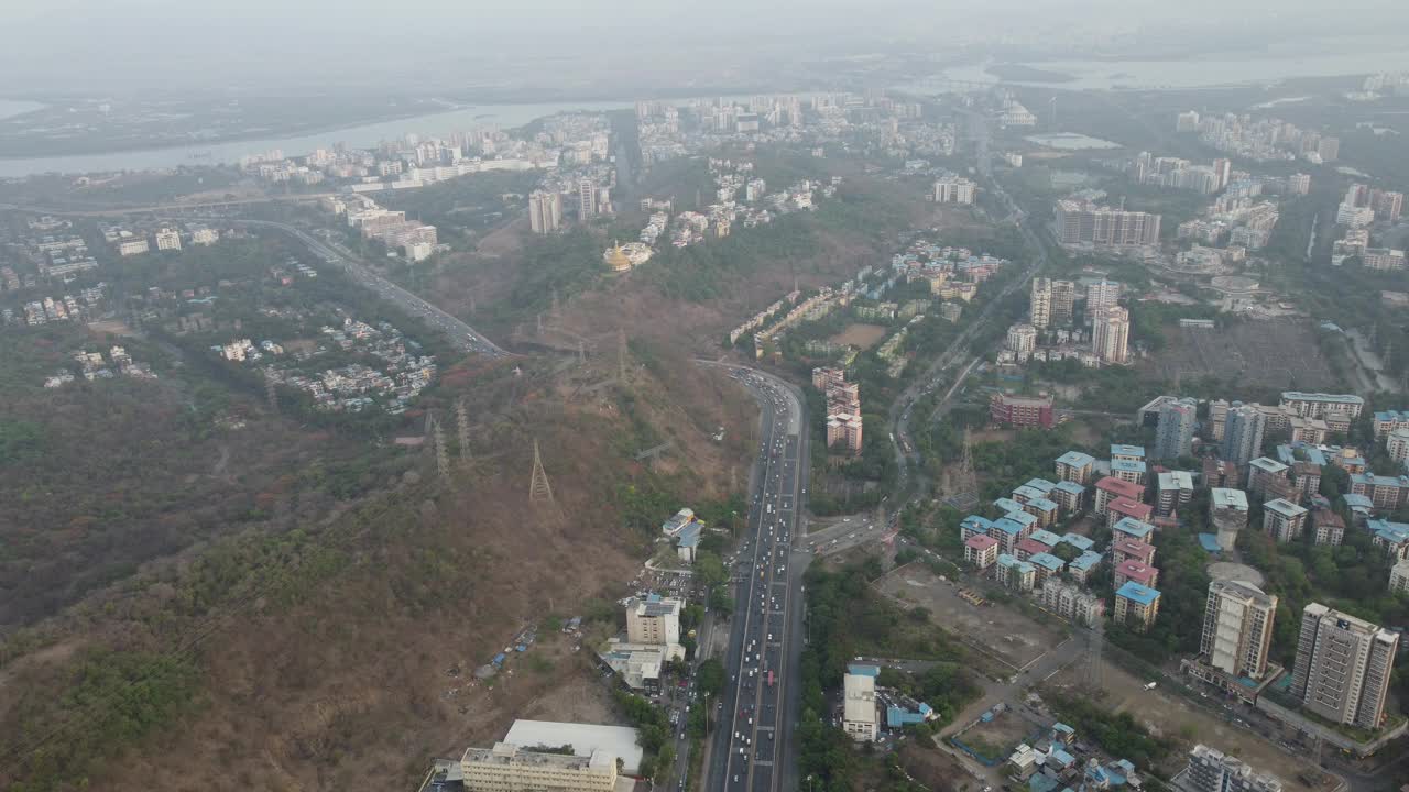 空中无人机视图的新孟买天际线在Nerul和多车道国家高速公路上的交通流量-锡安潘维尔高速公路或孟买萨塔拉高速公路从无人机的视角在一个抽象的视频片段。视频素材