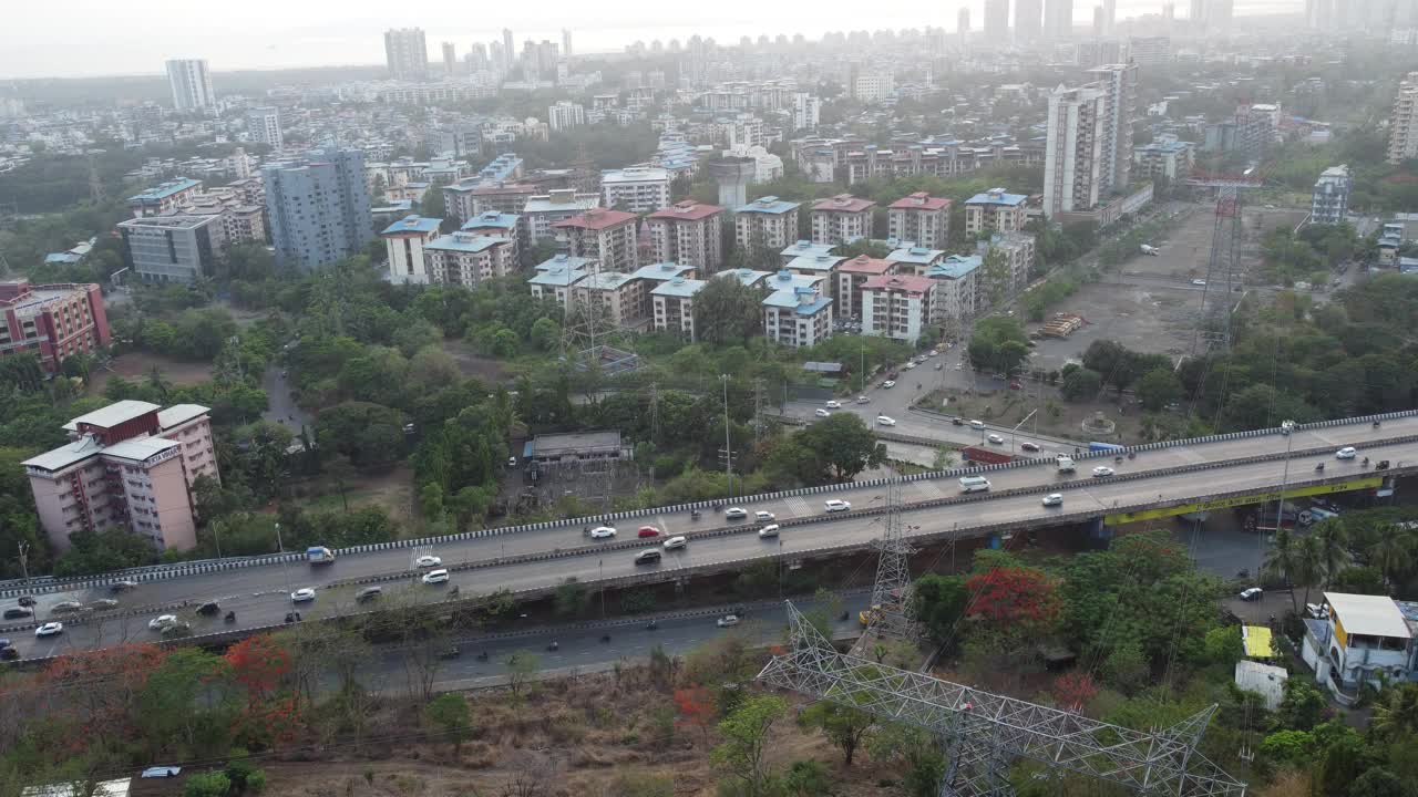 空中无人机视图的新孟买天际线在Nerul和多车道国家高速公路上的交通流量-锡安潘维尔高速公路或孟买萨塔拉高速公路从无人机的视角在一个抽象的视频片段。视频素材