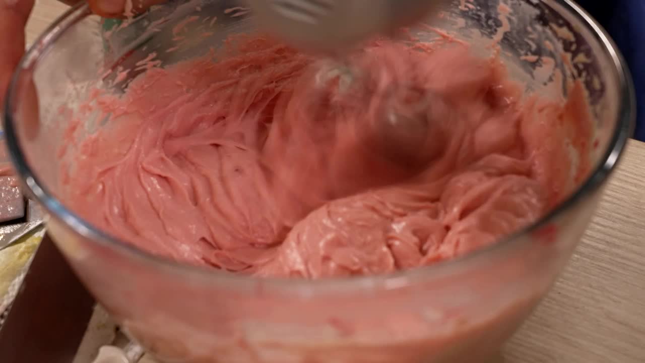 糕点师搅拌粉色奶油视频下载