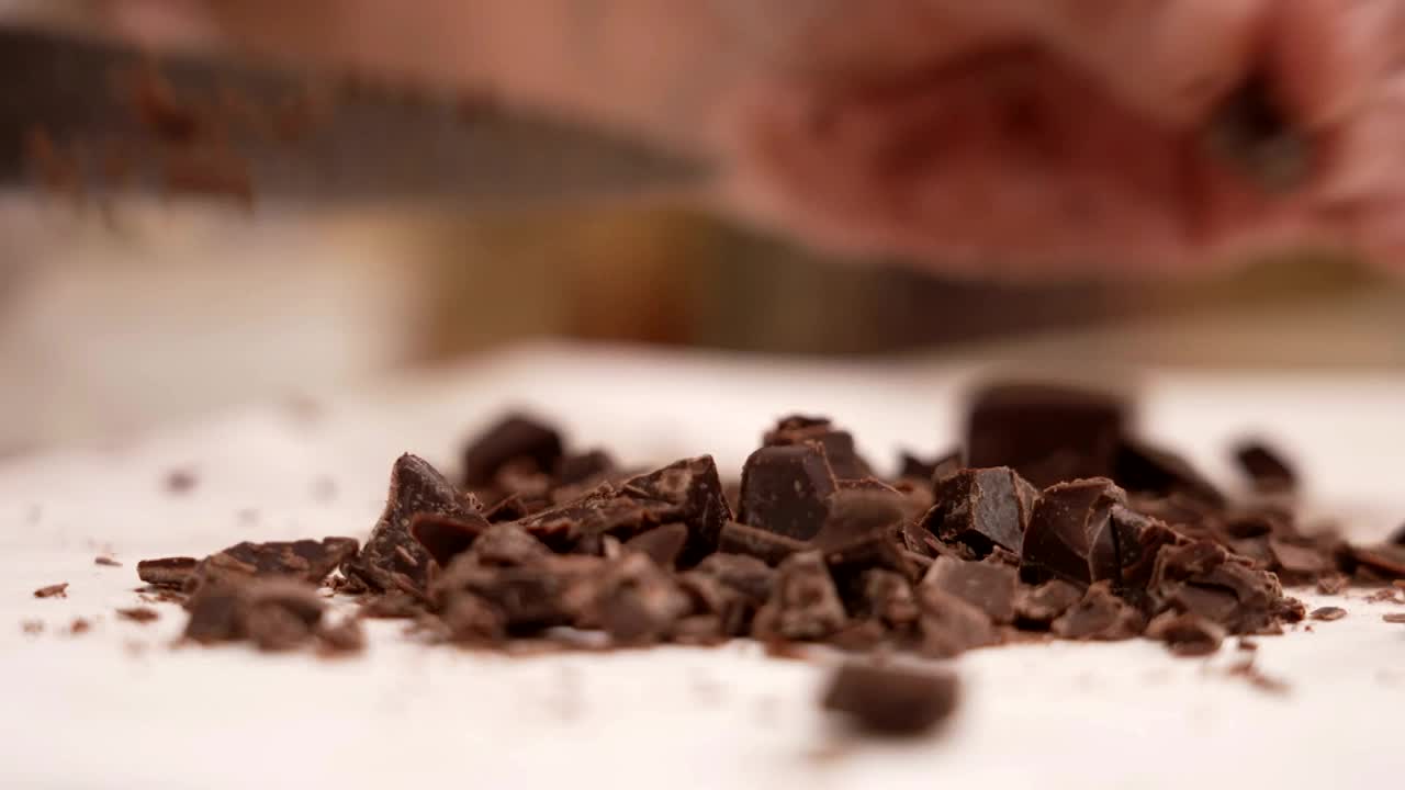 糕点师把巧克力切碎视频下载