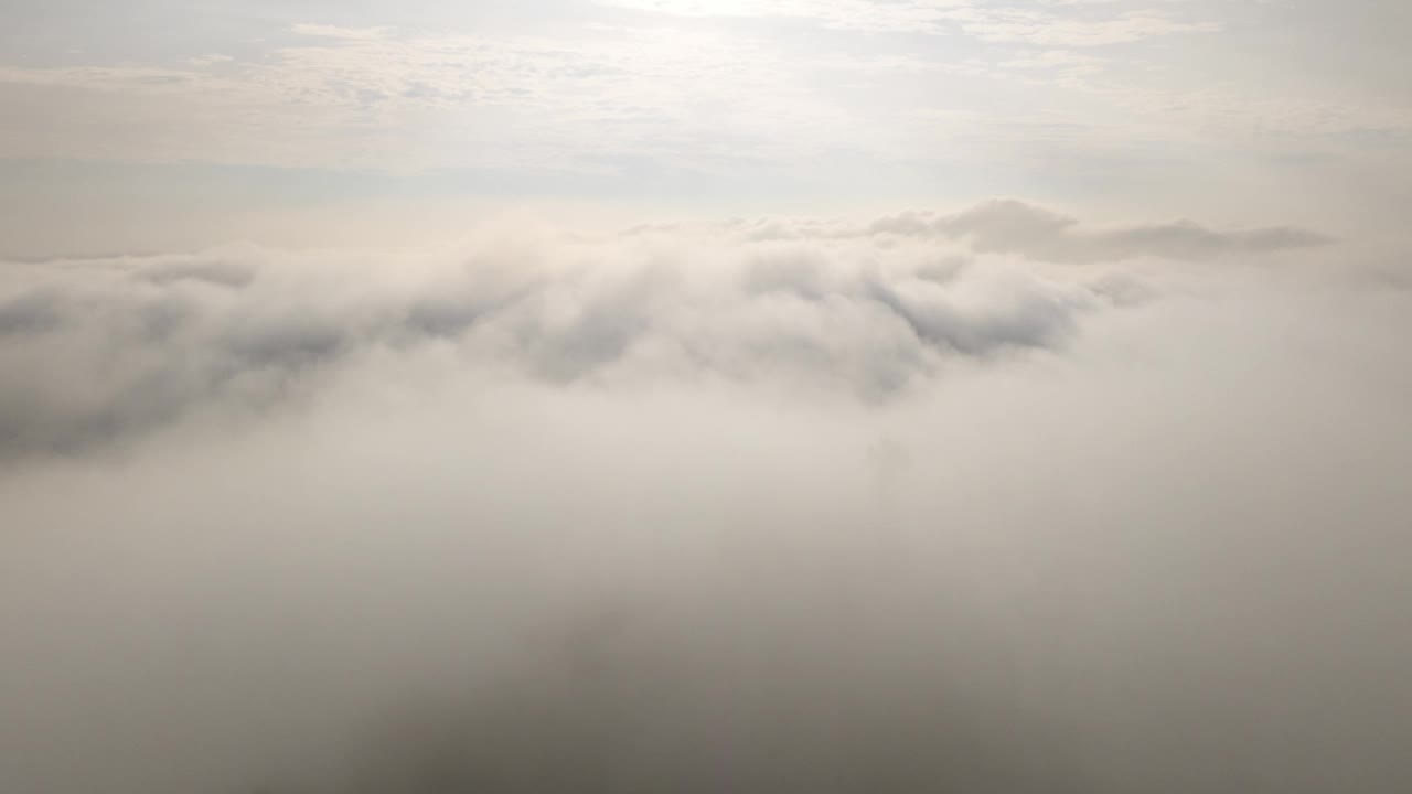 一架无人机在山顶电信站上空的薄雾或白云上拍摄超延时视频。视频素材