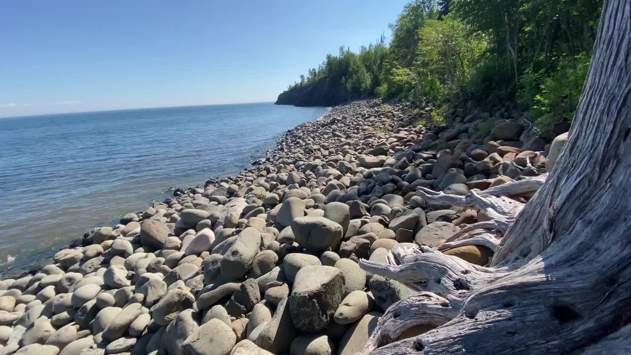 平静的岩石湖岸的视频拍摄视频素材