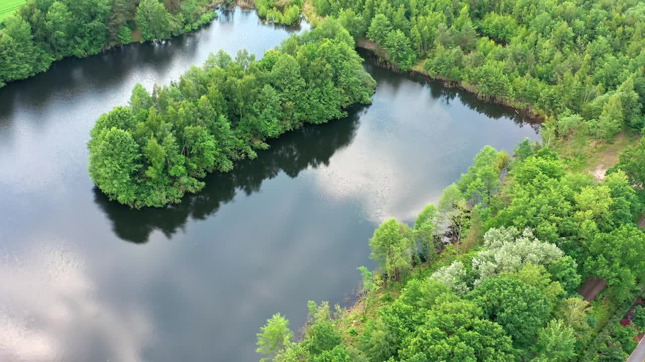 鸟瞰被淹的采石场湖和树木繁茂的岛屿视频下载