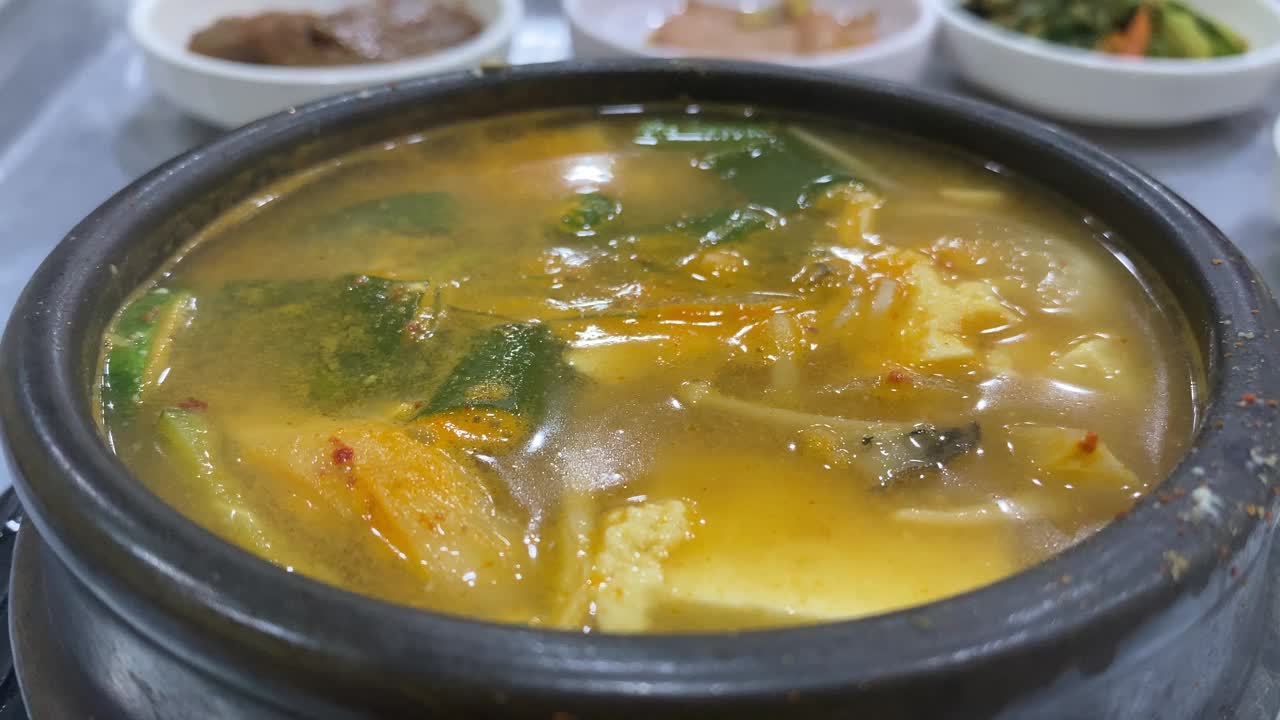 韩国，首尔，餐厅，美食，配菜，炖菜，大豆酱，岩鱼视频下载