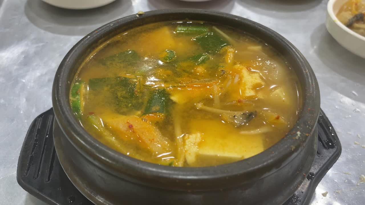 韩国，首尔，餐厅，美食，配菜，炖菜，大豆酱，岩鱼视频素材