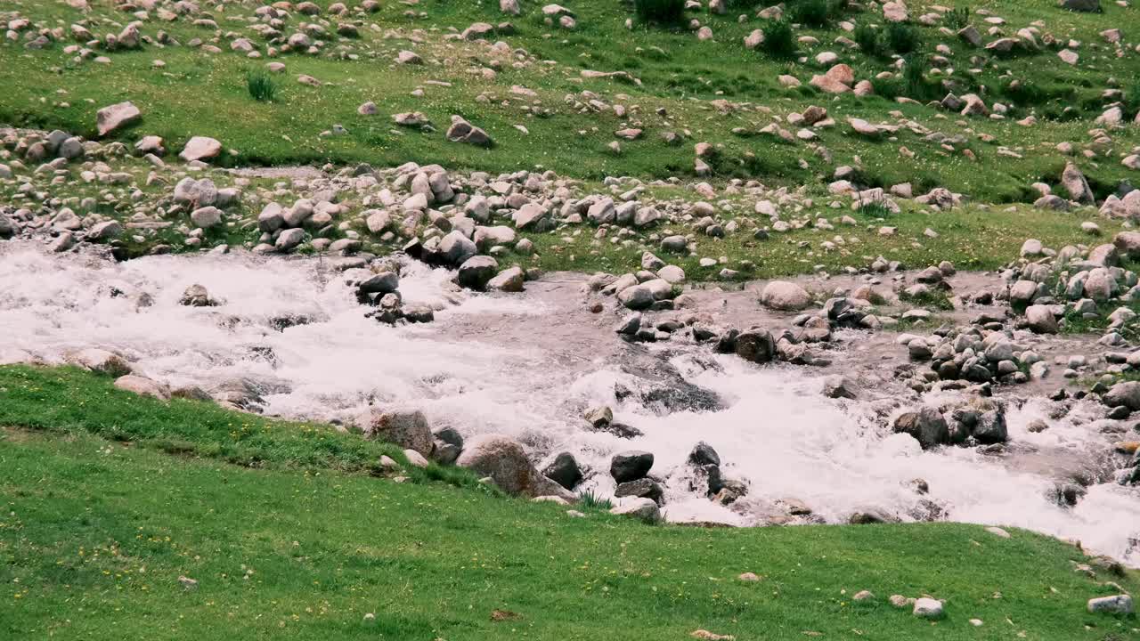 山溪在山谷中奔流视频素材