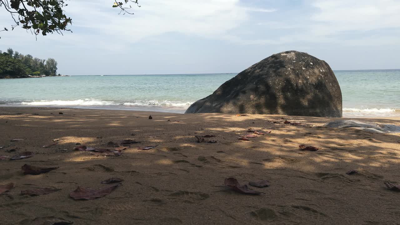 海边沙滩搭配冰咖啡鸡尾酒旅游度假视频下载