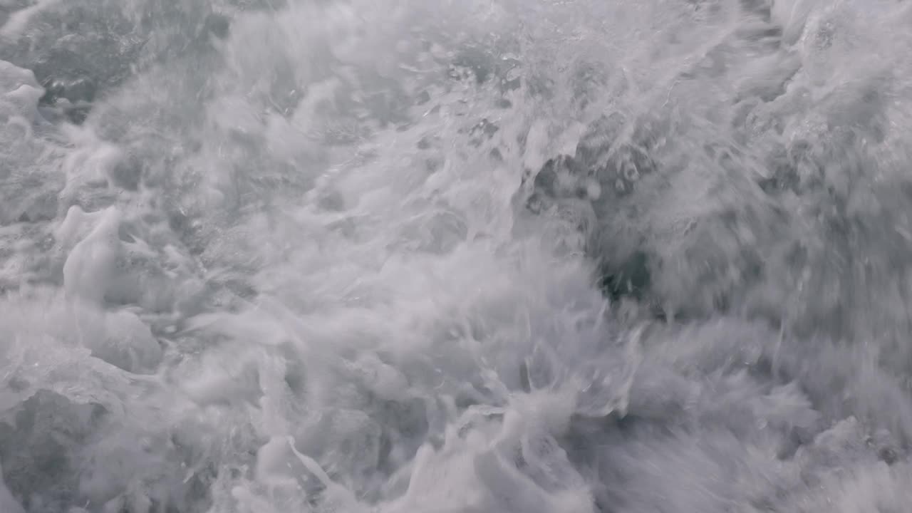 尾流中飞溅的水湍流的特写视频下载