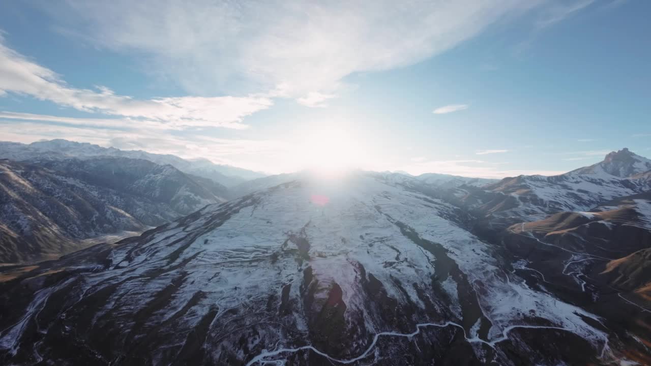 航空摄影山脉，未开垦的自然，全长全景视频从无人机视频素材