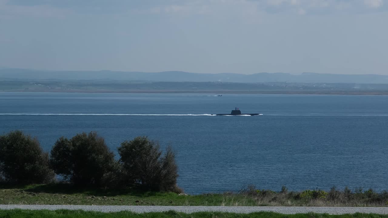 在加里波利胜利日的爱琴海，土耳其海军舰艇和潜艇视频下载