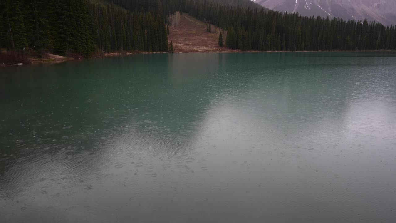 雨落在Yoho国家公园的翡翠湖上视频下载