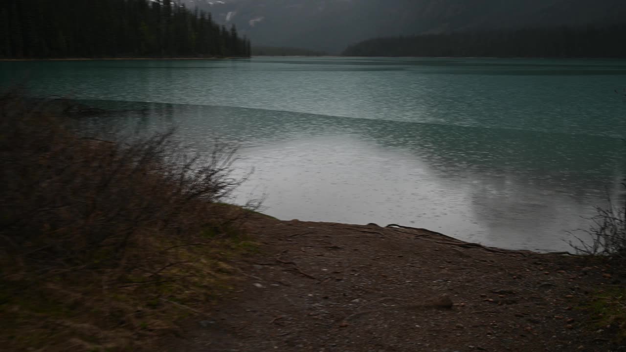 雨落在Yoho国家公园的翡翠湖上视频下载