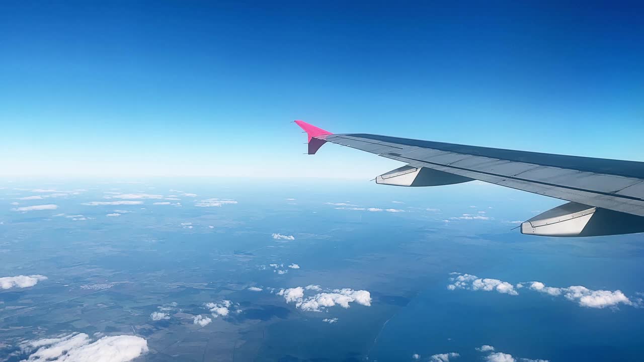 乘坐飞机飞越加勒比海，从窗口乘客的角度看阳光明媚的一天旅程励志旅游假期的业余视频视频素材