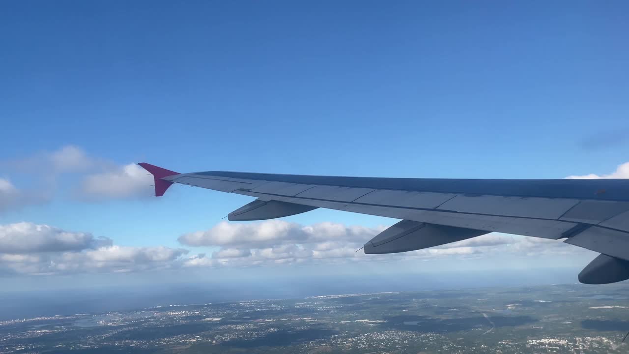 在飞机上飞行，从窗口看乘客的角度，阳光明媚的一天旅行，励志旅游假期的业余视频视频素材