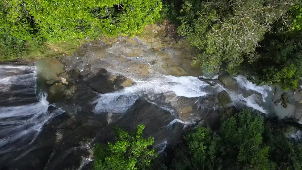 迷人的瀑布在雨林中创造了一道美丽的风景。视频素材