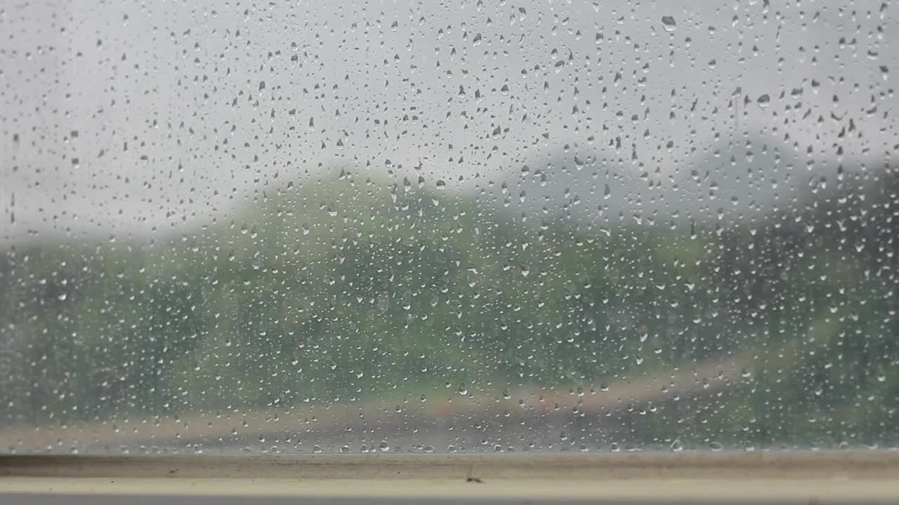 窗户玻璃上的水滴特写，雨视频下载