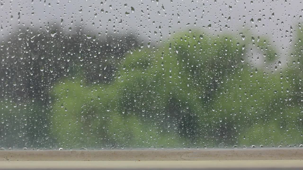 窗户玻璃上的水滴特写，雨视频下载