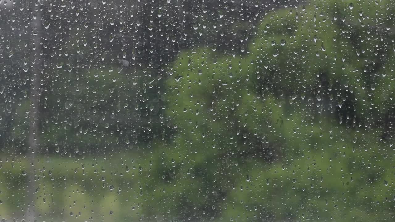 窗户玻璃上的水滴特写，雨视频下载