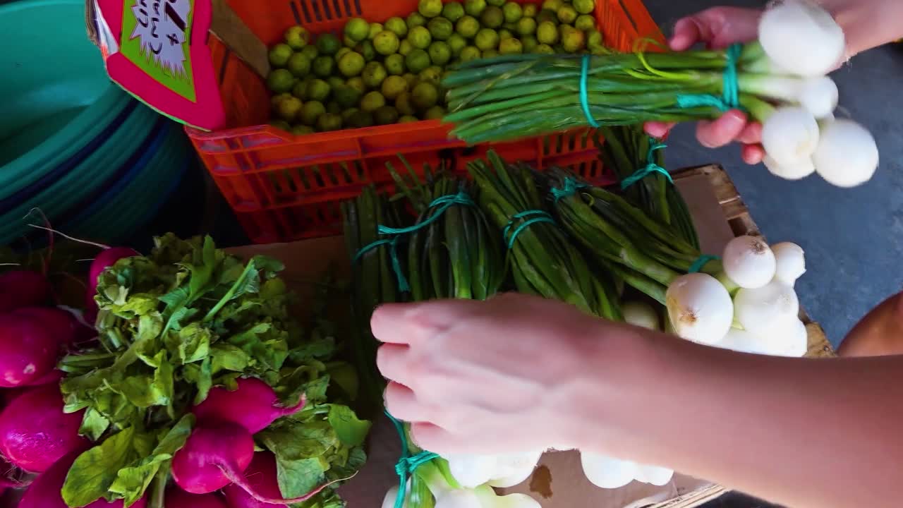 墨西哥的蔬菜市场。绿色的洋葱。水果和蔬菜。视频素材