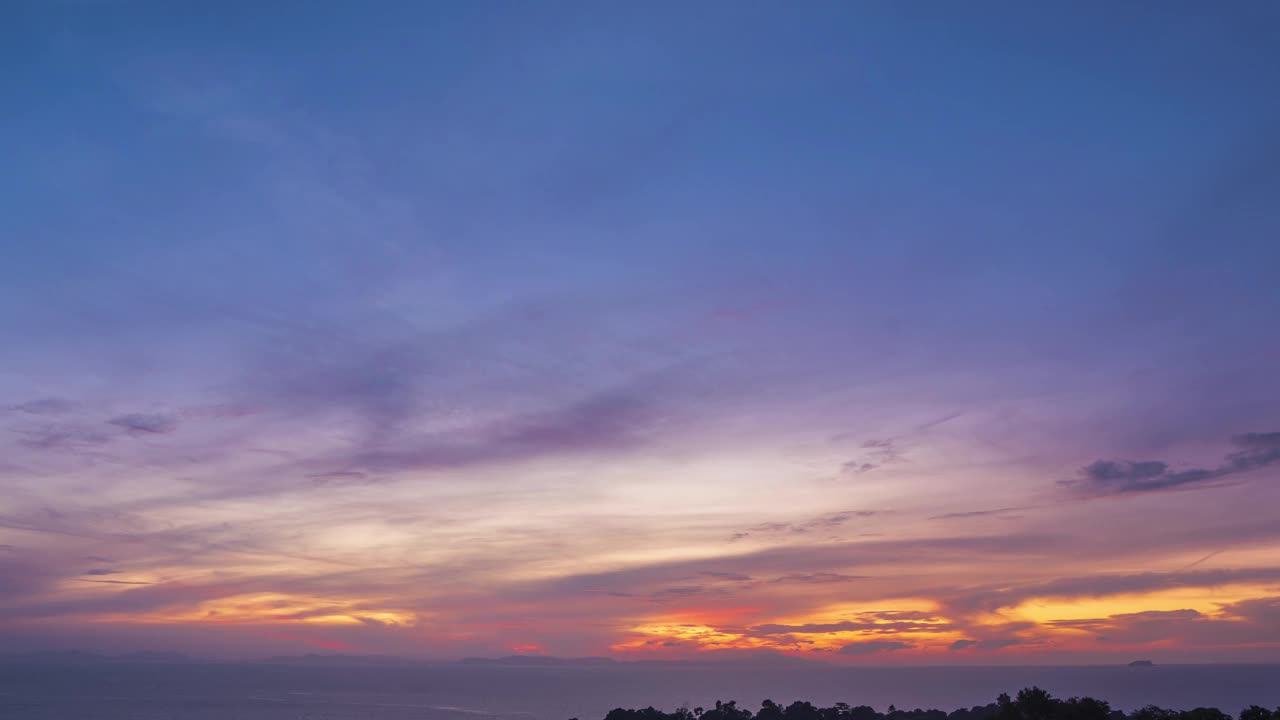 海和彩色珊瑚粉红色的天空与紫色的积云在日落视频下载