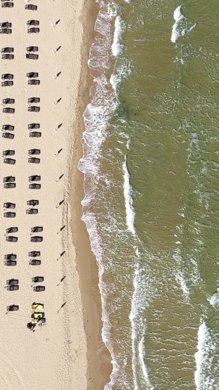 海上度假胜地的海滩鸟瞰图。保加利亚黑海的阳光海滩视频下载