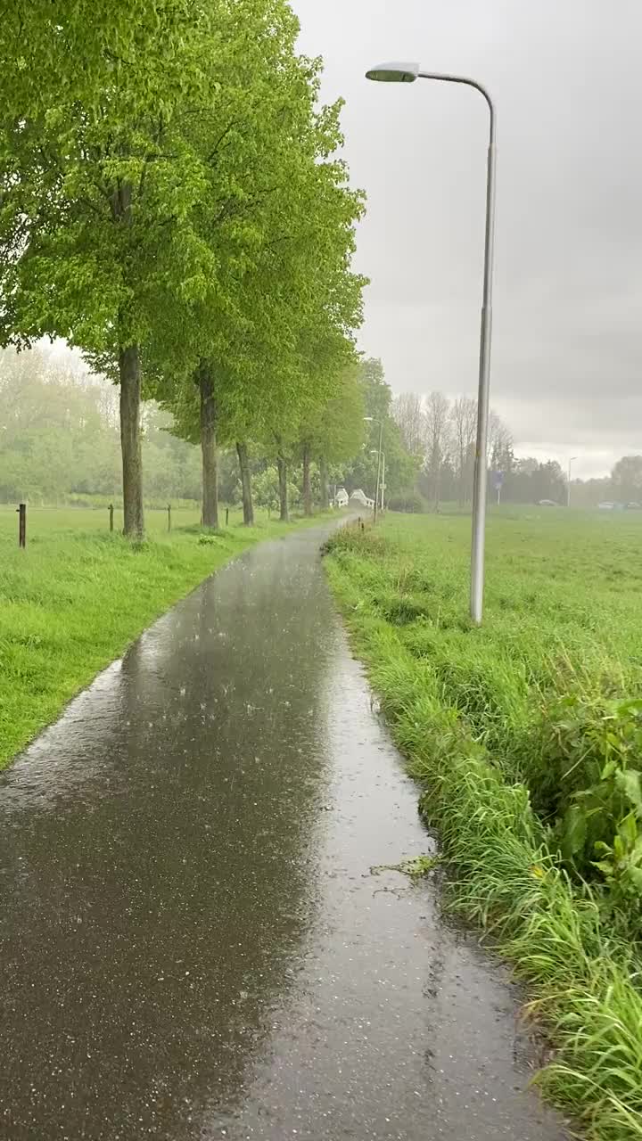 一个人走在雨中的小路上。第一人称视角视频素材