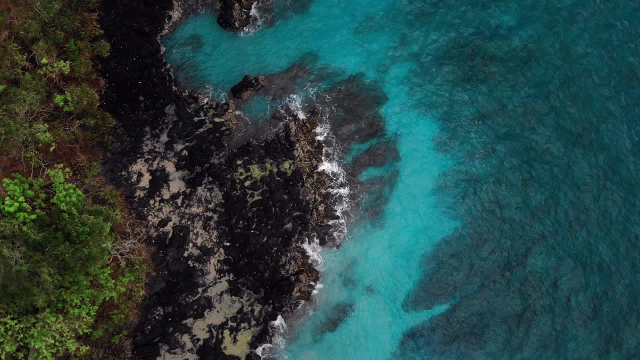 海岸线鸟瞰图，火山岩和蓝色的海洋视频素材