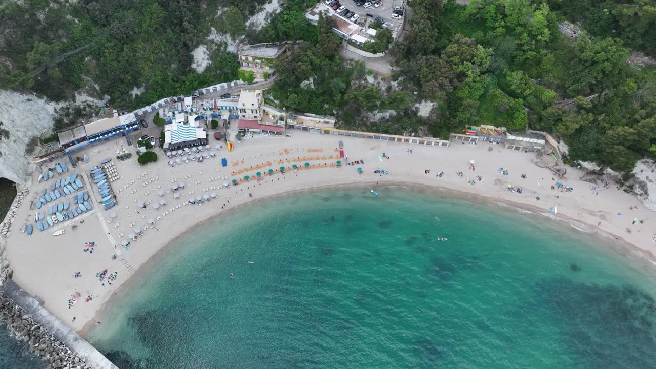 阳光明媚的日子里，海滨城市熙熙攘攘的海滩鸟瞰图视频素材