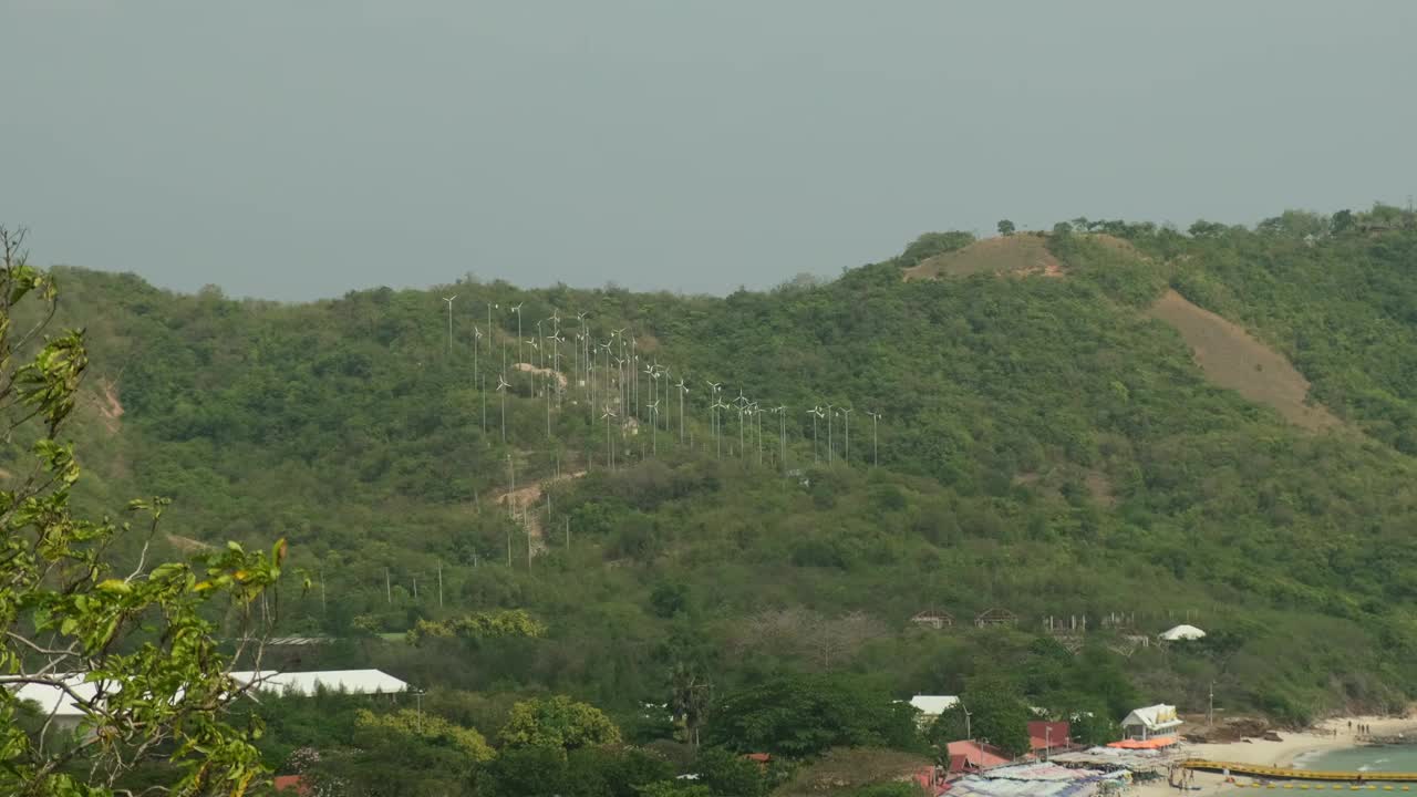 高兰岛上的风力发电机视频素材