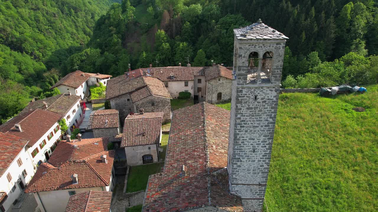 鸟瞰图Cornello dei Tasso，迷人的古老村庄视频素材