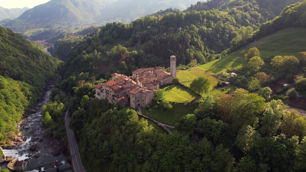 鸟瞰图Cornello dei Tasso，迷人的古老村庄视频素材