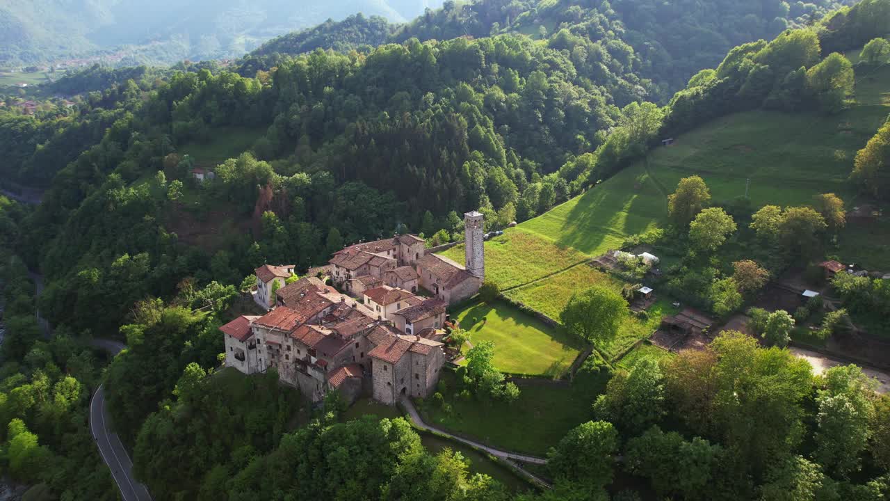 鸟瞰图Cornello dei Tasso，迷人的古老村庄视频素材