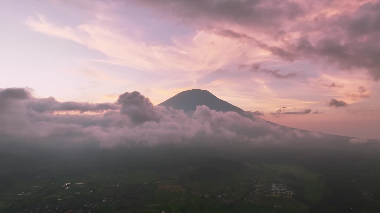 无人机视角，日落时分美丽的阿贡山景观。印尼巴厘岛视频素材