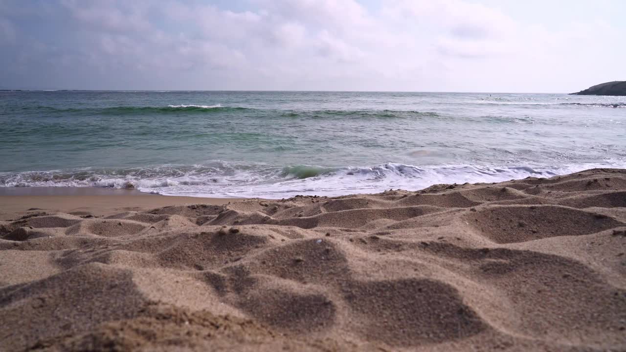 海浪以慢动作拍打着海滩的岸边视频下载