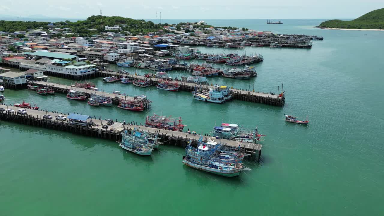 4K鸟瞰停泊在泰国海湾码头的渔船视频下载