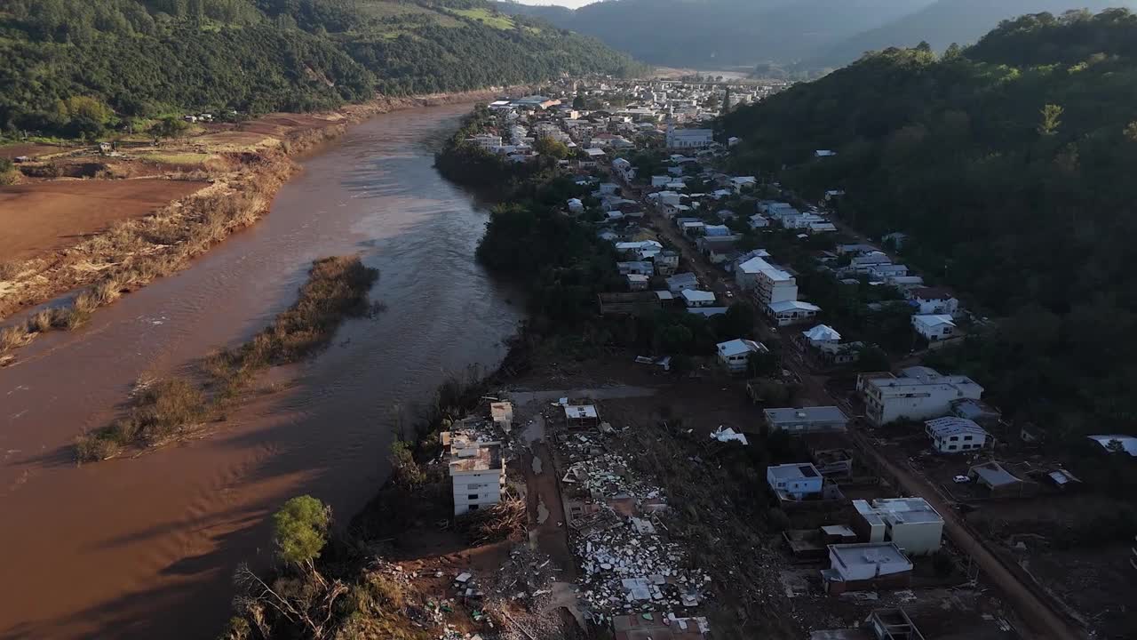 河岸财产遭到破坏，水位上涨带来更多威胁视频素材